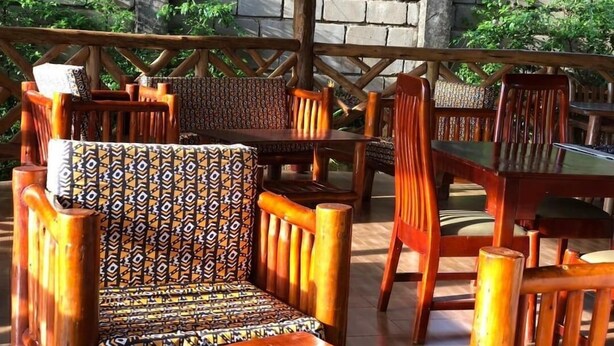 Outdoor dining - African Roots Guesthouse (Entebbe)