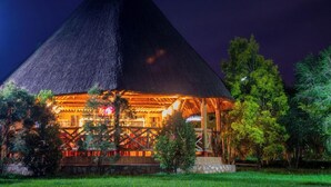 Exterior - African Roots Guesthouse (Entebbe)