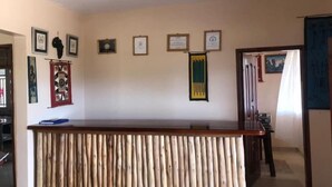 Lobby - African Roots Guesthouse (Entebbe)