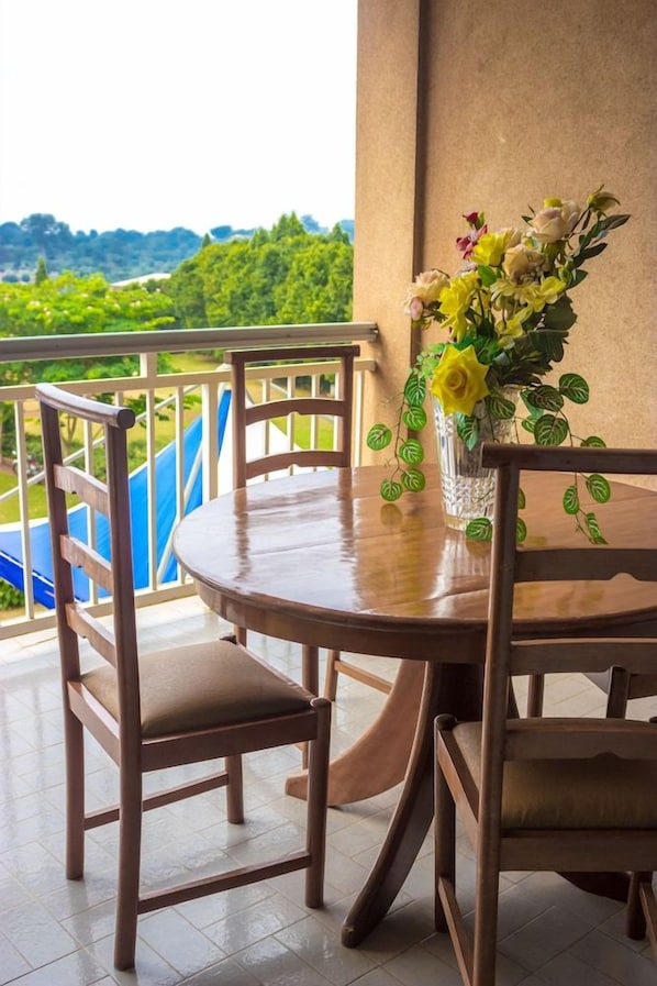 Outdoor dining - Hotel Azur (Yaoundé)