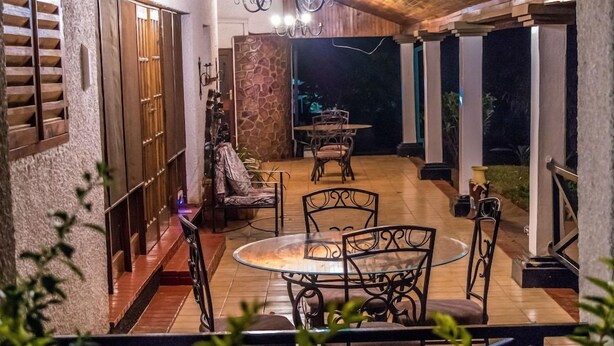 Outdoor dining - Annies Lodge Lilongwe Area 10 (Lilongwe)