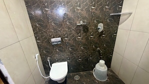 Un baño con inodoro, ducha y lavamanos.
