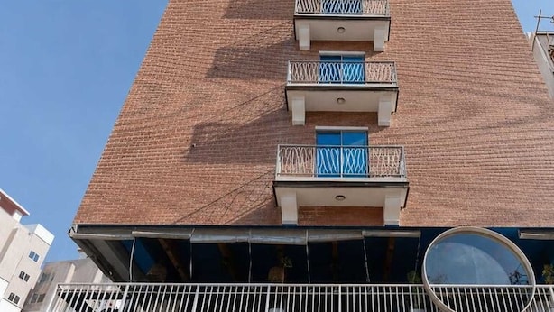 Un edificio con un letrero que dice 'PRIME BLISS' en la planta baja.