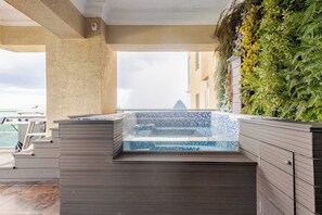 A rooftop hot tub with a view of the city skyline. - Apartamento de Lujo Frente al Mar con Jacuzzi (Santo Domingo)