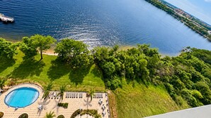 A resort with a swimming pool, lounge chairs, and a view of the water. - Tranquil 1-bedroom apartment in vibrant Orlando Sleep 7 (Orlando)