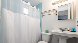 Bathroom - Econo Lodge Seaside Heights - Toms River East (Seaside Heights)