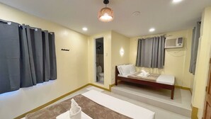 Room - Zuric Pension Coron (Coron)
