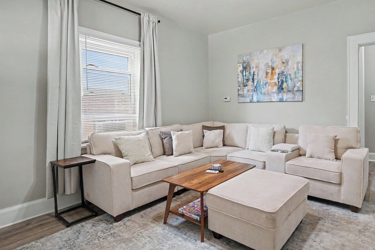 Townhome, Multiple Beds, Patio, Garden View (Cincy 5BR Retreat) | Living area