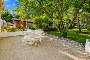 Outdoor dining - Cincy 5BR Retreat Near Zoo + Xavier (Cincinnati)