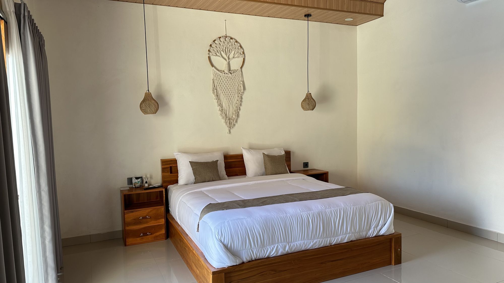 Junior Suite | Desk, bed sheets