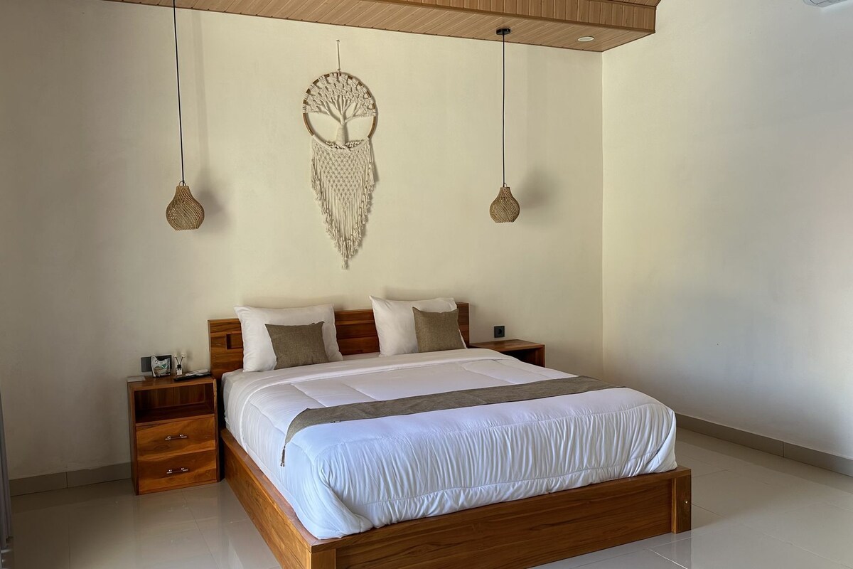 Junior Suite | Desk, bed sheets