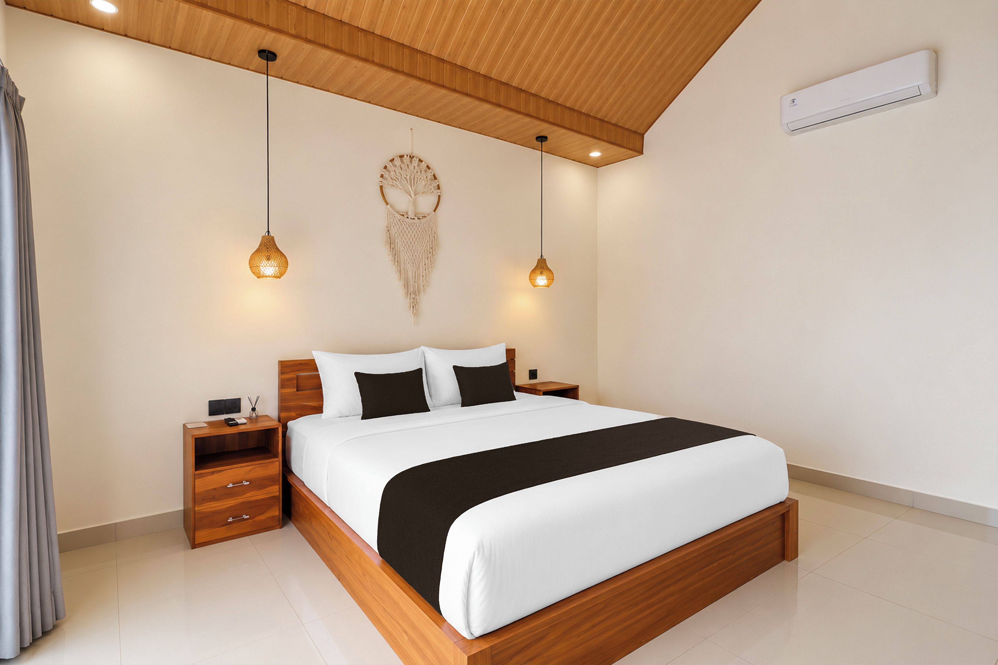 Un dormitorio moderno con estructura de cama de madera, ropa de cama blanca y dos lámparas colgantes.