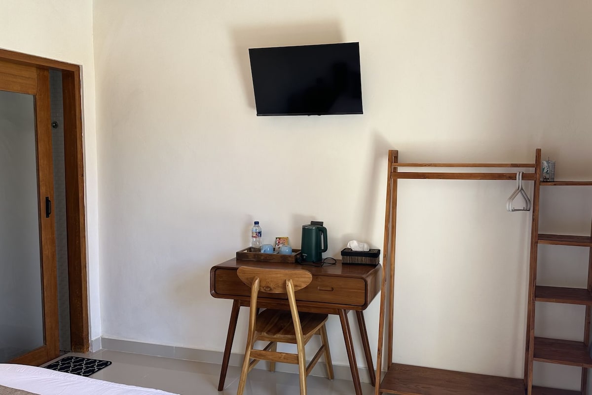 Basic Suite | Desk, bed sheets