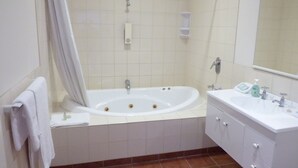 Bathroom - Asure Colonial Court Motel and Conference Centre (Palmerston North)