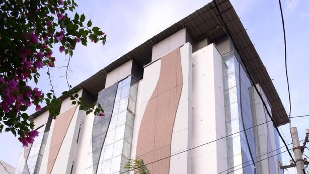Een gebouw met een modern ontwerp, met een opvallend bord voor restaurant 'Golden Platter'.