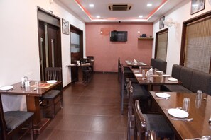 Dining - OYO Rooms Sampatrao Colony Alkapuri (Vadodara)