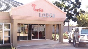 Un edificio con un cartel que dice 'Taste Lodge'.