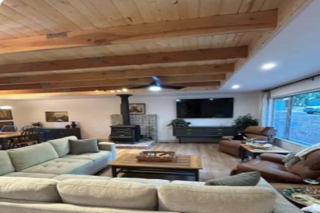 Una sala de estar moderna con un sofá modular, una mesa de centro y una chimenea.
