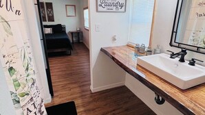 Bathroom - Cozy 1-bedroom farmhouse in adorable Eustis. (Eustis)