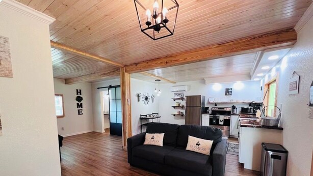 Living area - Cozy 1-bedroom farmhouse in adorable Eustis. (Eustis)