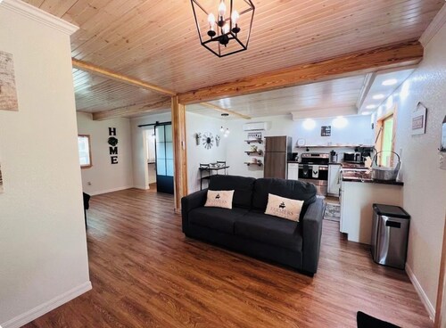 Cozy 1-bedroom farmhouse in adorable Eustis.