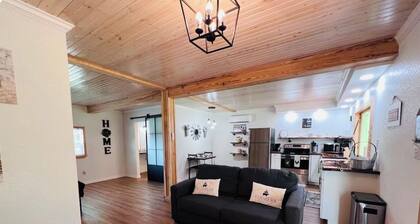 Cozy 1-bedroom farmhouse in adorable Eustis.