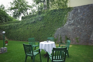 Outdoor dining - Jai Hotel (Kodaikanal)