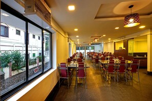 Dining - Oyo Premium Convent Road Bsnl Junction (Kodaikanal)