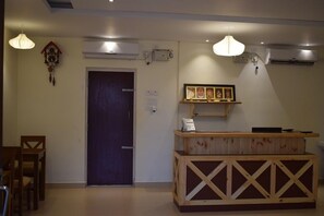 Lobby - OYO Premium Convent Road Near Lake (Kodaikanal)