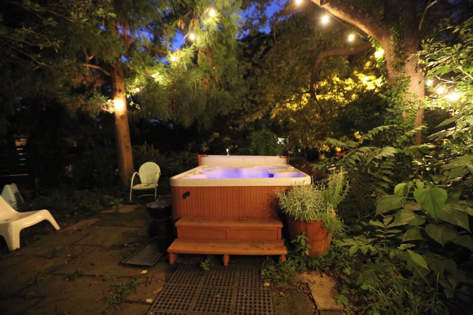 Outdoor spa tub