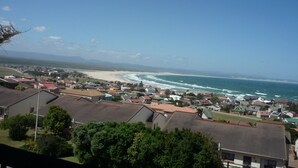 Ein Küstenwohngebiet mit Häusern, einem Strand und Blick auf den Ozean.
