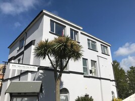 Un edificio blanco con un letrero que dice 'The Sherborne Lodge'.