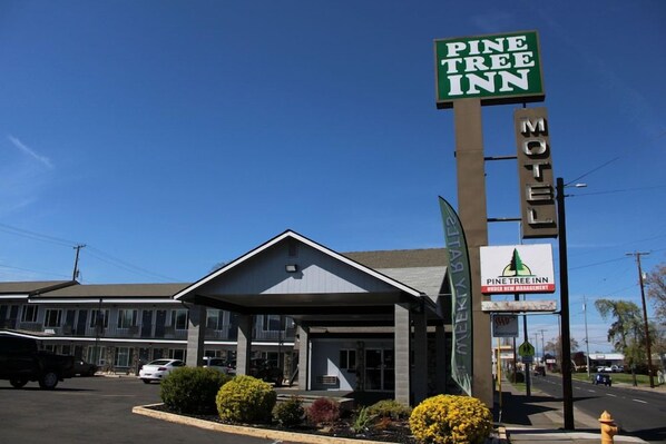 Exterior - Tiki Lodge Motel (Medford)