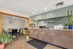 Lobby - Tiki Lodge Motel (Medford)