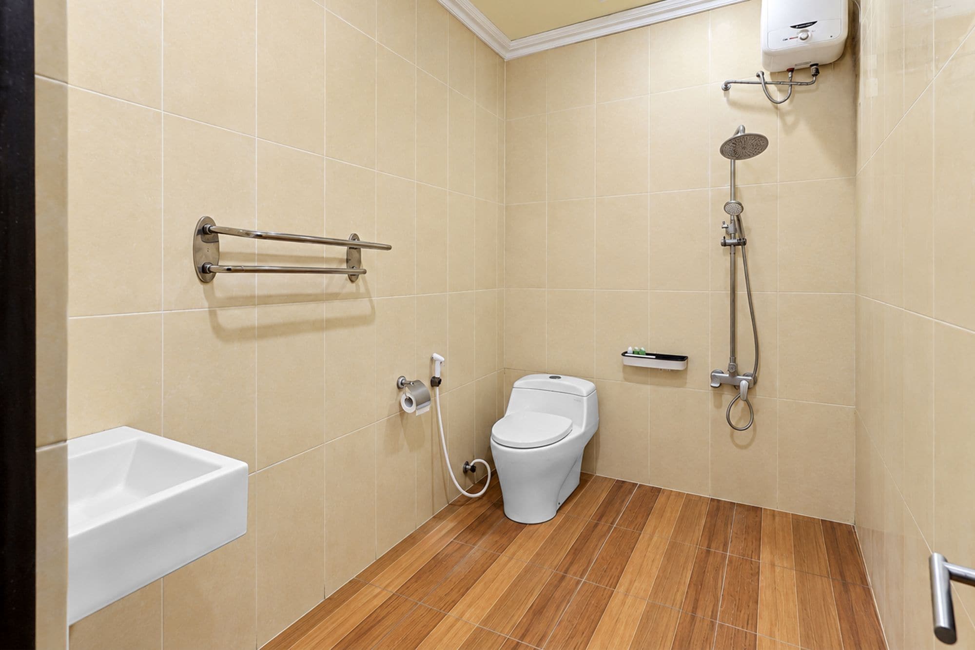 Un baño pequeño con inodoro, lavamanos y ducha.