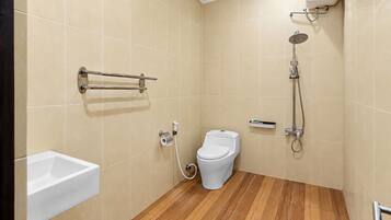 Un baño pequeño con inodoro, lavamanos y ducha.