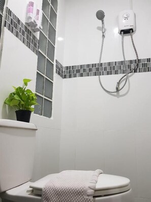 Shower, free toiletries, towels, soap - NK Guesthouse 1 (Khlong Toei)