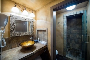 Bathroom - Eureka Springs Treehouses, Hobbit Caves and Castles (Eureka Springs)
