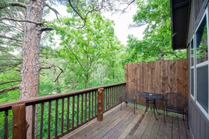 Outdoor dining - Eureka Springs Treehouses, Hobbit Caves and Castles (Eureka Springs)