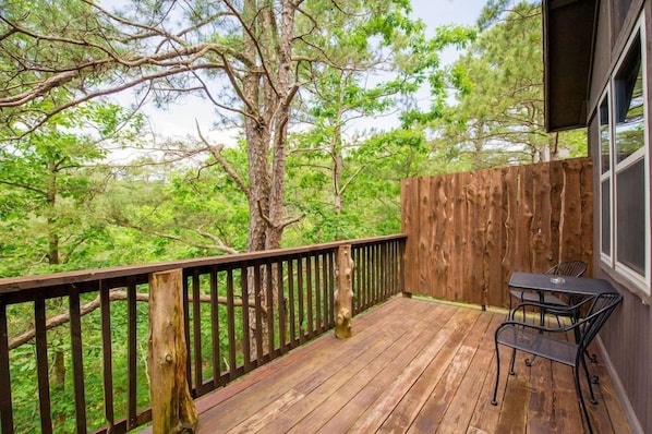 Outdoor dining - Eureka Springs Treehouses, Hobbit Caves and Castles (Eureka Springs)
