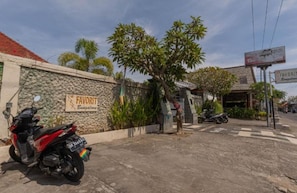 A motorcycle parked in front of a building with a sign that reads 'FAVORIT Bungalow.' - Townhouse Oak Favorit Bungalows (Bali)