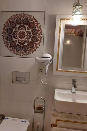 Douche, sèche-cheveux, serviettes fournies, savon