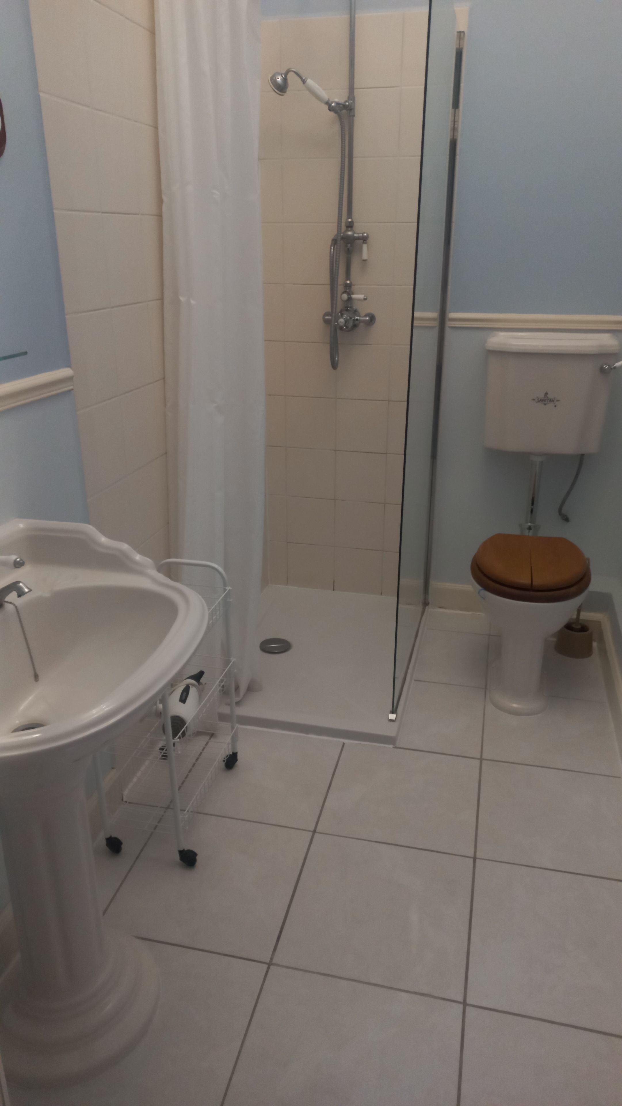 Ein Badezimmer mit Dusche, Toilette und Waschbecken.