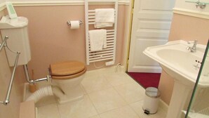 Chambre Double Deluxe, vue jardin | Salle de bain