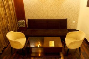 Living area - Himalaya Hotel (Haridwar)