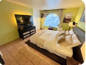 Room - Stylish San Diego Stay (San Diego)