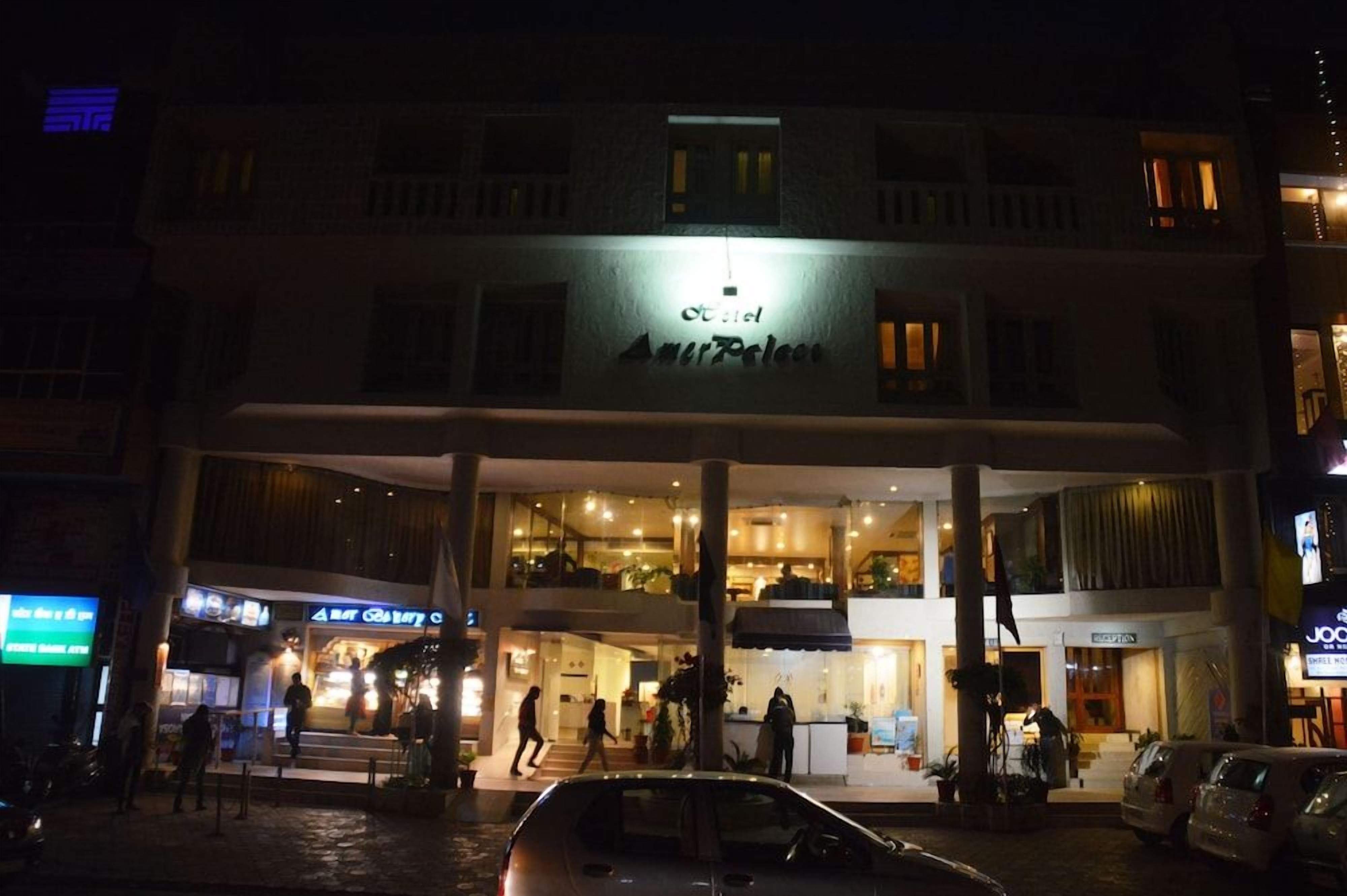 Un hotel con un ingresso ben visibile, diversi piani e un ristorante.