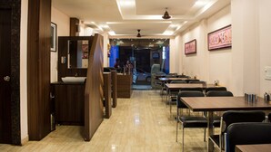 Dining - OYO Rooms Sargam Cinemas (Bhopal)