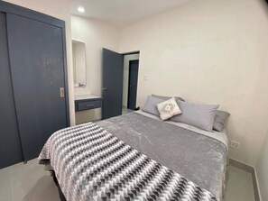 Iron/ironing board, WiFi, bed sheets - Seavetri One - modern 3 bedroom apartment near serene beach (Douglas)