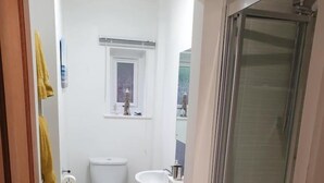 Bathroom - Bancroft Apartment (Durham)